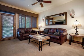 Een televisie en een open haard