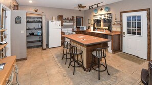 Fridge, microwave, oven, stovetop - Mid-Lake Perfection w/ a Covered Boat Port w/ Power - Pets (Scottsboro)