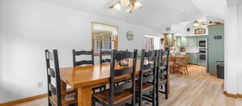 Winey Duck Cottage:" Pet Friendly Contemporary w/Hot Tub on Seneca Wine Trail