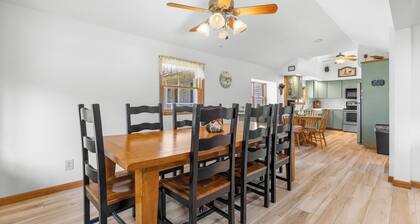 Winey Duck Cottage:" Pet Friendly Contemporary w/Hot Tub on Seneca Wine Trail