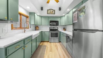 Coffee/tea maker, fridge, microwave, oven