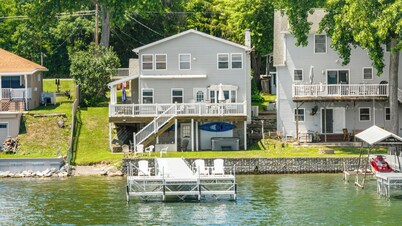 Winey Duck Cottage:" Pet Friendly Contemporary w/Hot Tub on Seneca Wine Trail