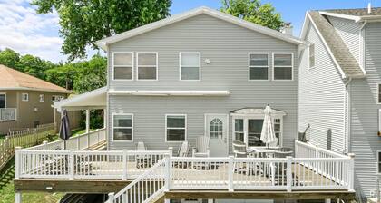 Winey Duck Cottage:" Pet Friendly Contemporary w/Hot Tub on Seneca Wine Trail