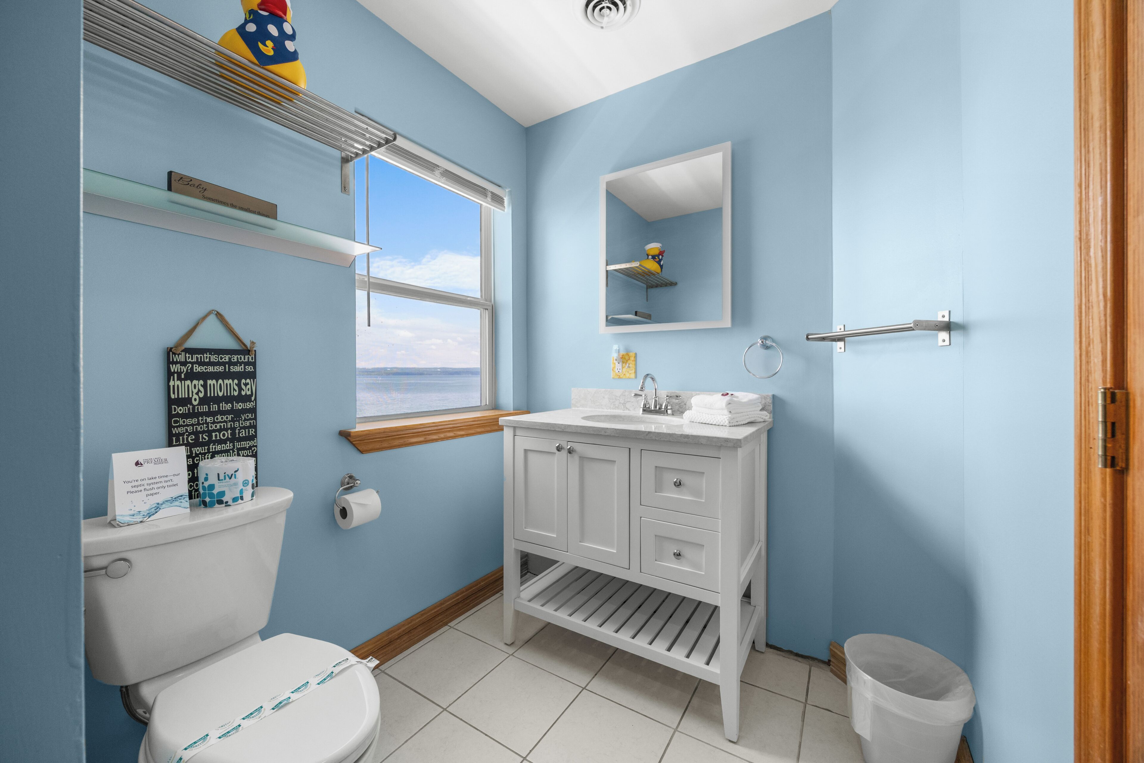 Combined shower/tub, towels