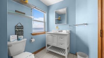 Combined shower/tub, towels