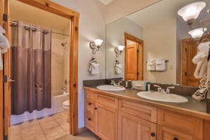 Combined shower/bathtub, hair dryer, towels