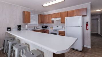 Jääkaappi, mikroaaltouuni, uuni, liesi