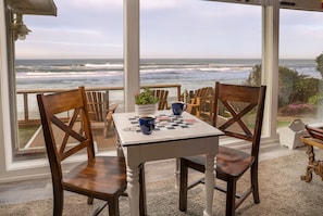 Dining - Steps to the sandy beach, hot tub & family friendly (Lincoln City)