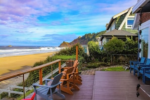 Terrace/patio - Steps to the sandy beach, hot tub & family friendly (Lincoln City)