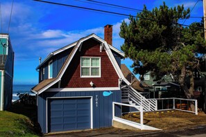 Exterior - Steps to the sandy beach, hot tub & family friendly (Lincoln City)