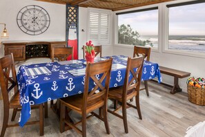 Dining - Steps to the sandy beach, hot tub & family friendly (Lincoln City)