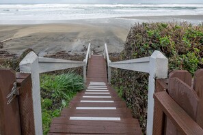 On the beach - Steps to the sandy beach, hot tub & family friendly (Lincoln City)