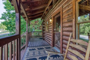 Terrace/patio - ER5 - Log Heaven - Great location! Close to all the action! (Pigeon Forge)