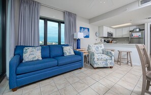 TV - 1 Bedroom with XTRA HALF BATH! Full Kitchen! BEACH FRONT Condo! (Gulf Shores)