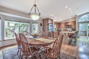 Dining - Come Play In The Mountains, Hot Tub, Fenced, (South Lake Tahoe)