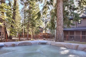 Outdoor spa tub - Come Play In The Mountains, Hot Tub, Fenced, (South Lake Tahoe)