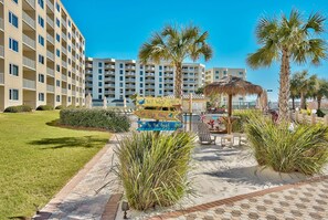 Un hotel con un cartel que indica el camino a la playa y la piscina.