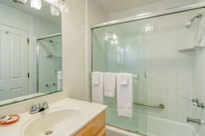 Hair dryer, towels - 219D: Spacious Two-Level Home, Mountain Views, Fireplace, Close to Beach, BBQ - (Avalon)
