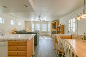 Interior - 219D: Spacious Two-Level Home, Mountain Views, Fireplace, Close to Beach, BBQ - (Avalon)