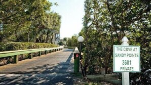 Un sendero privado que conduce a The Cove at Sandy Pointe, señalado por un cartel con el número 3601.