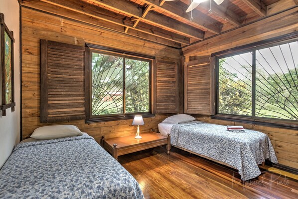 3 quartos, cofres nos quartos, Wi-Fi de cortesia, roupa de cama
