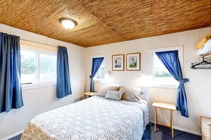 2 bedrooms, iron/ironing board, internet, bed sheets - Ocean-view lower-level duplex across street from beach - dog-friendly (Newport)