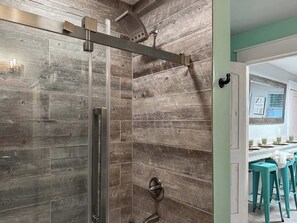 Dusche, Haartrockner, Handtücher