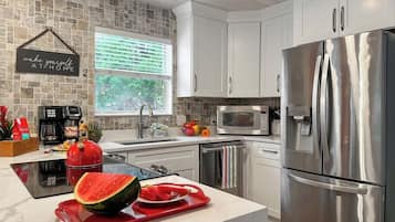 Frigorífico, microondas, horno y placa de cocina