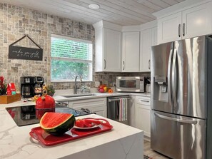 Frigorífico, microondas, horno y placa de cocina