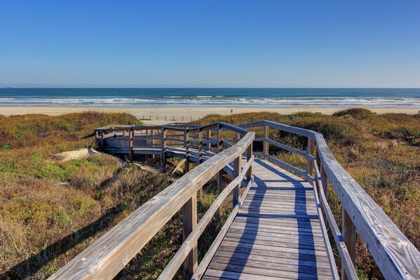 On the beach - Fabulous views, you won't want to miss out on this one! (Port Aransas)