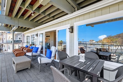 11LT Lower: 2BD Home with Stunning Panoramic Views,BBQ, Spacious Balcony, WIFI