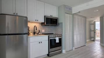 Een koelkast, een microgolfoven, een oven, een kookplaat