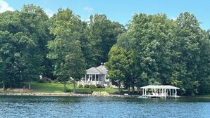 Une maison au bord du lac, dotée d’un belvédère et d’un quai.