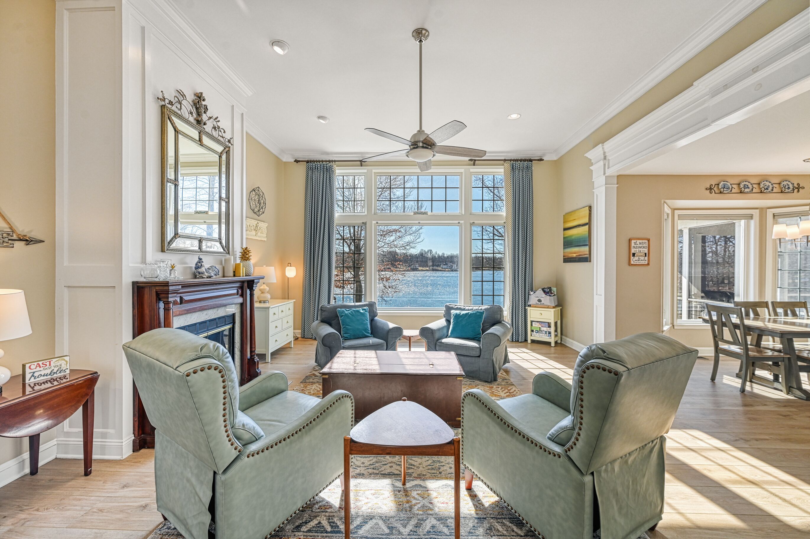 Smart TV, chimenea y estéreo 