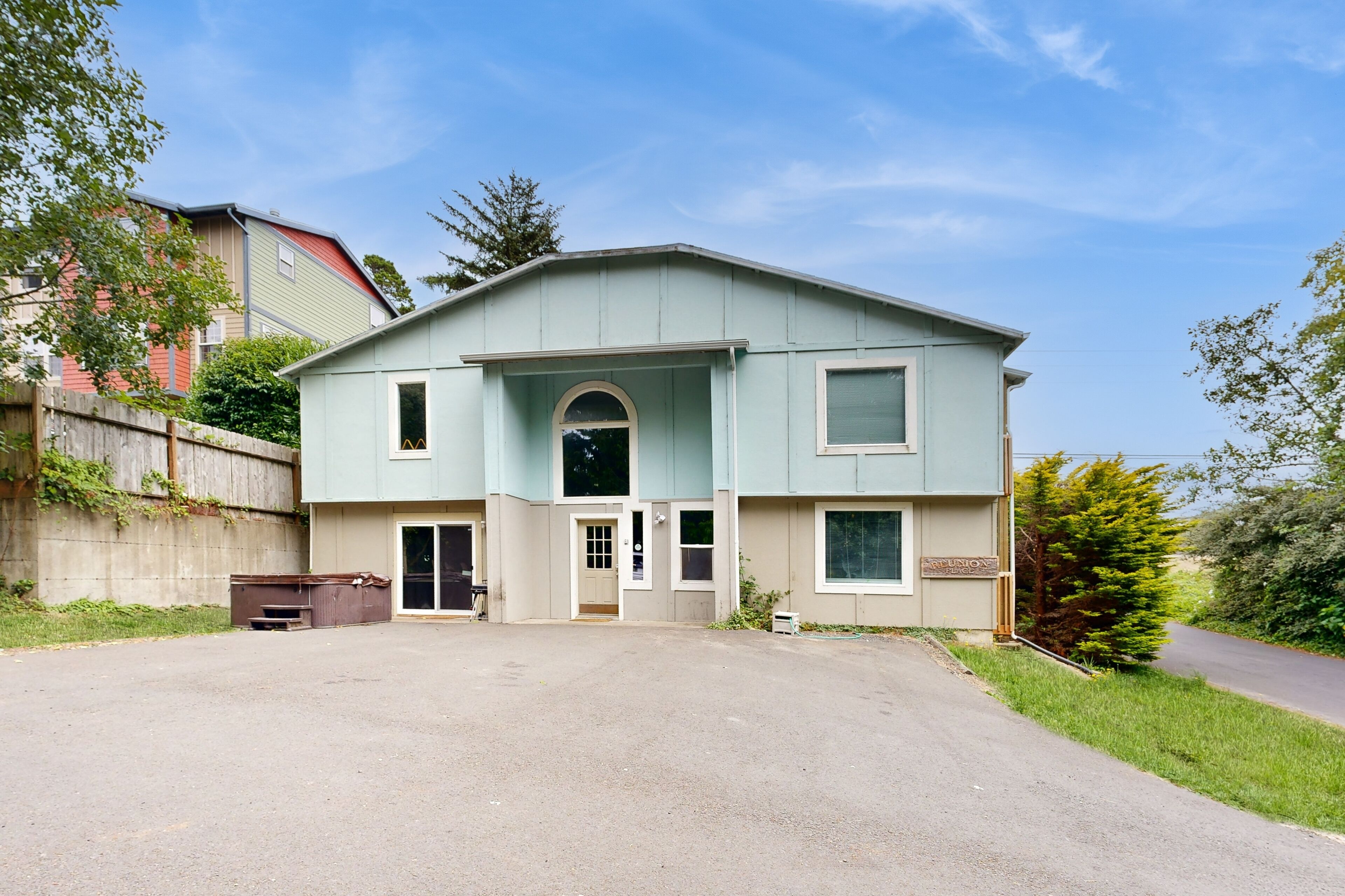 Enormous Family-Friendly House with Private Hot Tub & Game Room - Dogs OK