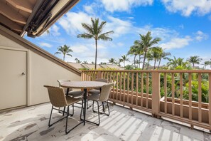 Outdoor dining - Maui Kamaole: Loft condo. Walk to Kamaole Kam III Beach Park (Kihei)