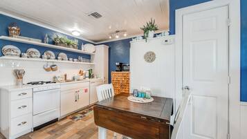 KylskÄp, mikrovÄgsugn, ugn och spishÀll