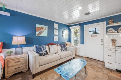 The cutest cottage in all of Port Aransas! Cottage for 2, Close to the beach