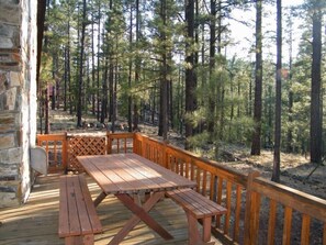 Outdoor dining - Hibernation Hideaway Rustic Cabin In The Forest (Greer)