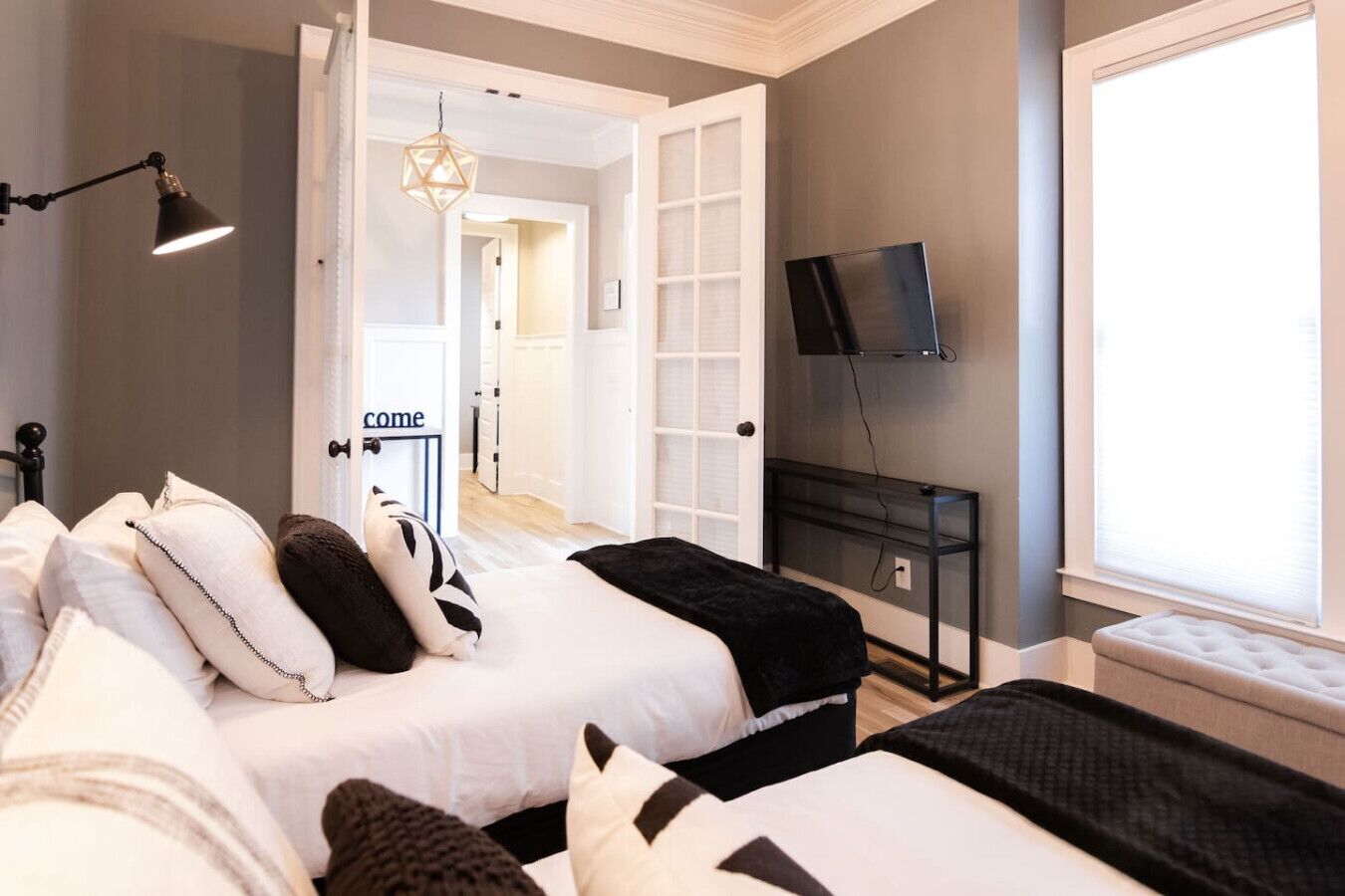 Tabla de planchar con plancha, cuna de viaje, wifi y ropa de cama 