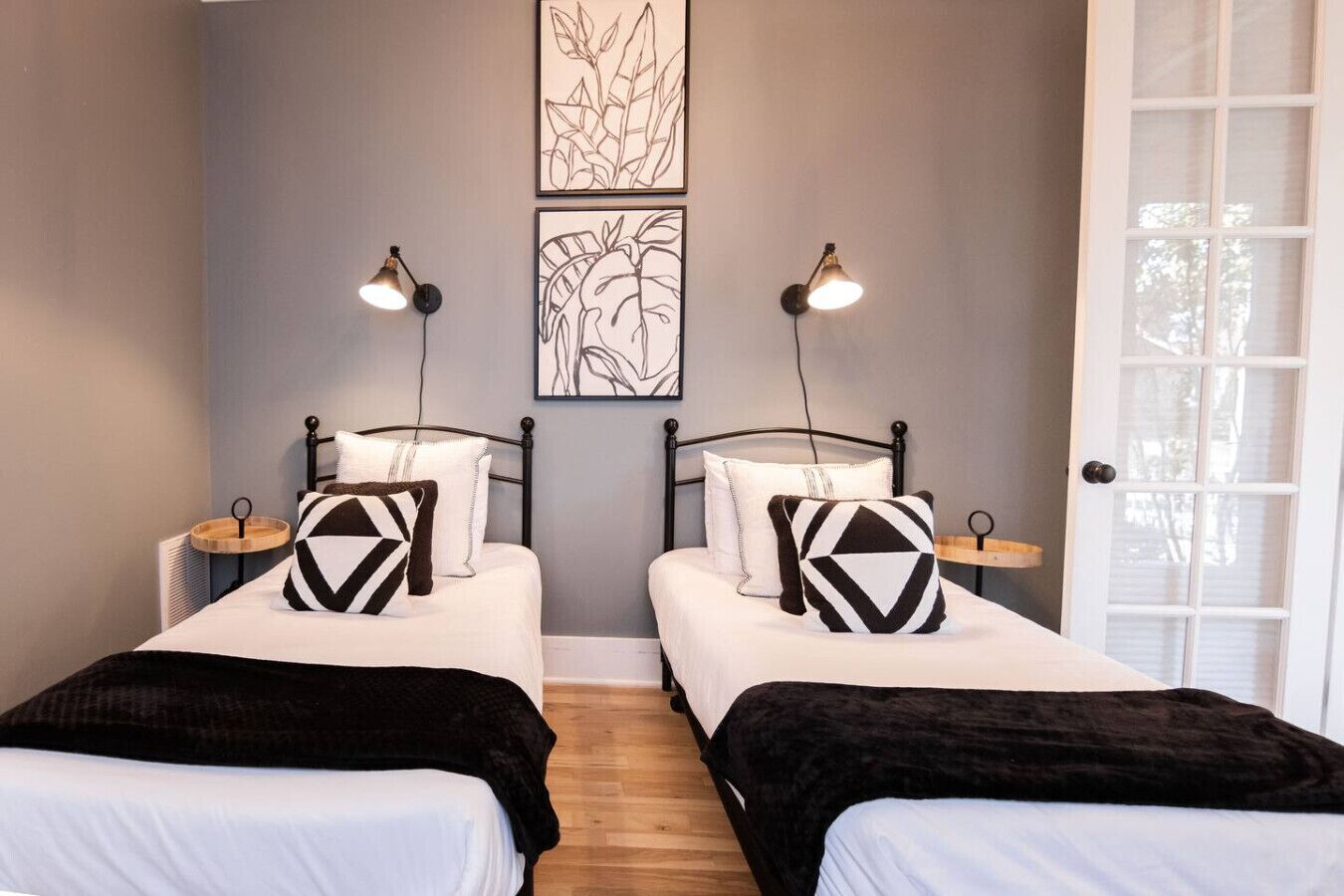 Tabla de planchar con plancha, cuna de viaje, wifi y ropa de cama 