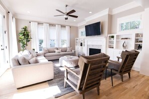 TV, fireplace - Grand East Nash 4BR-Hot Tub & Deck! (Nashville)