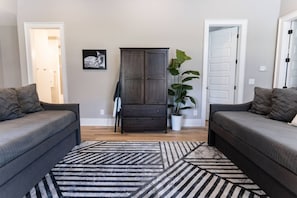 Interior - Grand East Nash 4BR-Hot Tub & Deck! (Nashville)