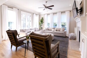 Télévision, cheminée