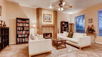 Smart-tv, eldstad, tv-spel och dvd-spelare