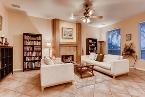 Smart-tv, eldstad, tv-spel och dvd-spelare