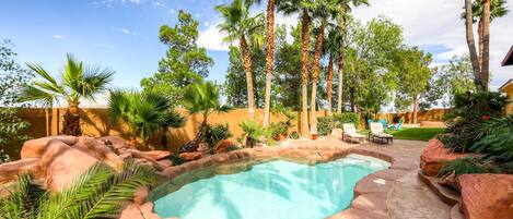 Una piscina al aire libre, una piscina climatizada