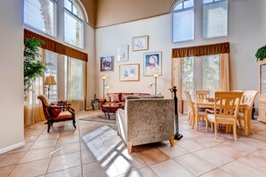 Smart-TV, Kamin, Videospiele, DVD-Player