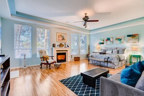 Smart-TV, Kamin, Videospiele, DVD-Player