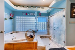 Combined shower/bathtub, jetted bath, hair dryer, towels - 5 STAR ⭐️⭐️⭐️⭐️⭐️ STUNNING PRIVATE LV ESTATE! (Las Vegas)